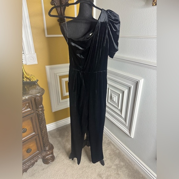 Elegant Black One-Shoulder Jumpsuit - Picture 3 of 8